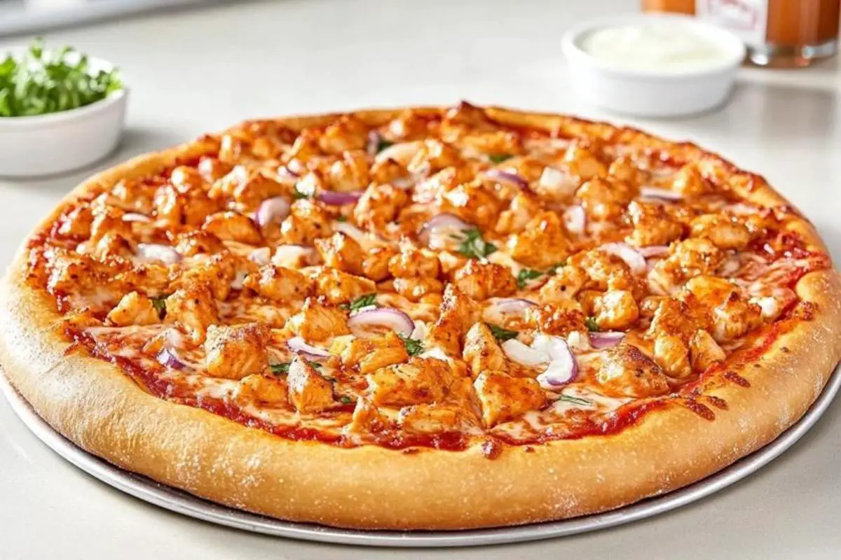 What does Domino's Buffalo Chicken Pizza have on it? 1 A close-up of Domino's Buffalo Chicken Pizza with grilled chicken, melted cheese, and spicy buffalo sauce on a golden crust.