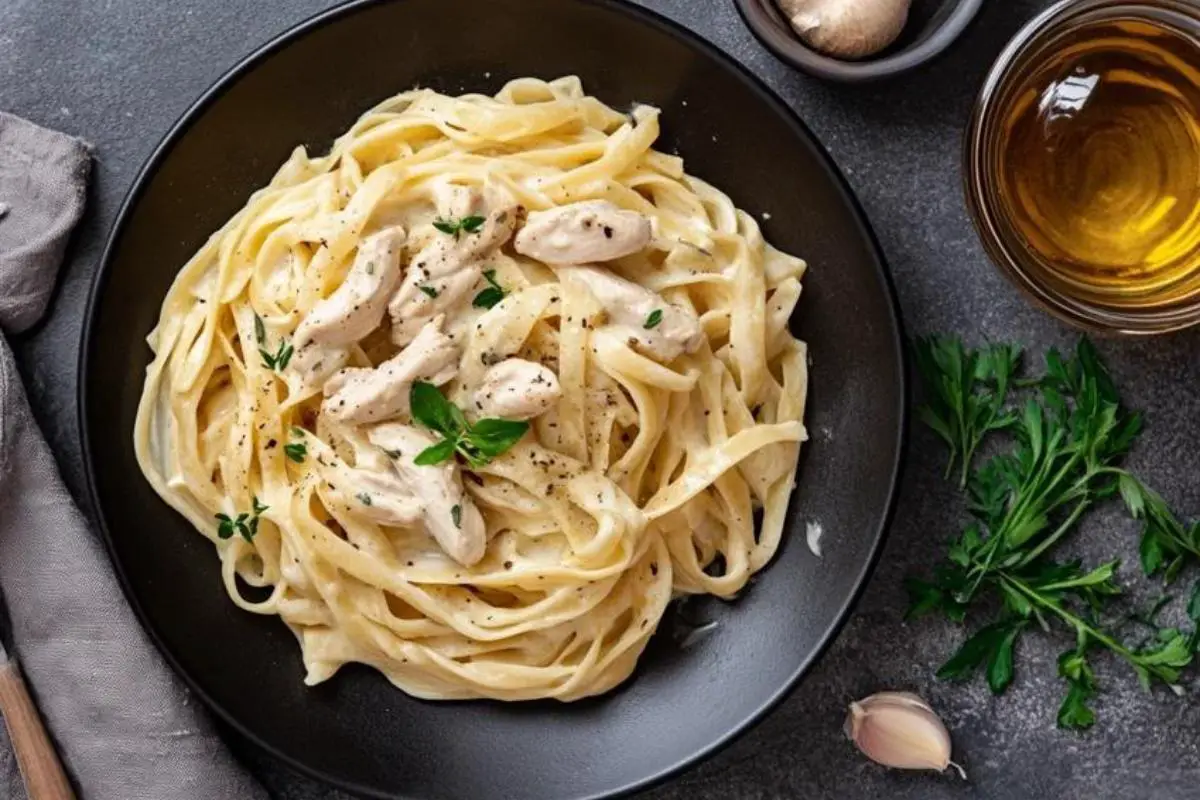 What kind of pasta is chicken Alfredo made of? 1 What kind of pasta is chicken Alfredo made of