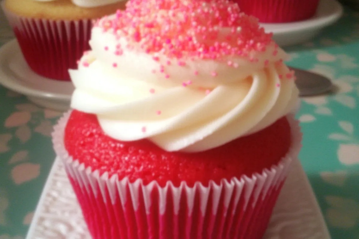 Strawberry Cheesecake Red Velvet Cupcakes 4 Delicious Strawberry Cheesecake Red Velvet Cupcakes with cream cheese frosting and fresh strawberries. Perfect for any occasion!