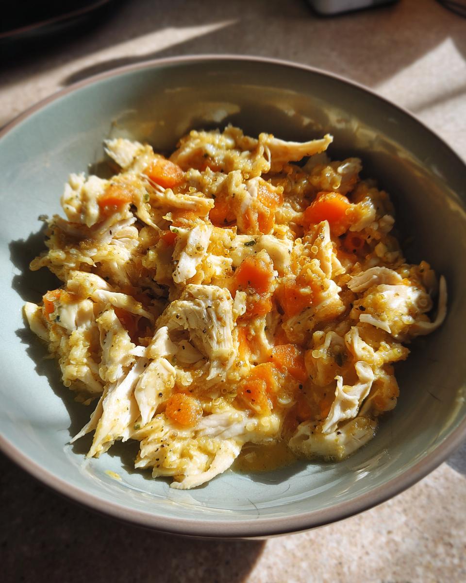 Delicious High-Protein Senior Cat Meal: 1 Recipe 8 Close-up of a high-protein senior cat meal in a bowl, with shredded chicken and carrots.